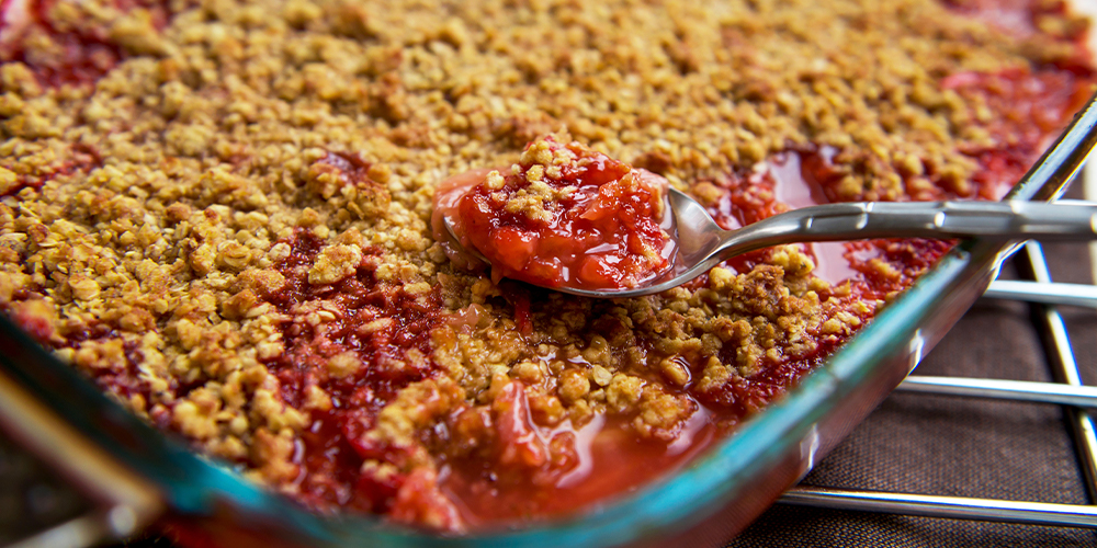 6 healthy recipes for cooking with berries strawberry rhubard crumble